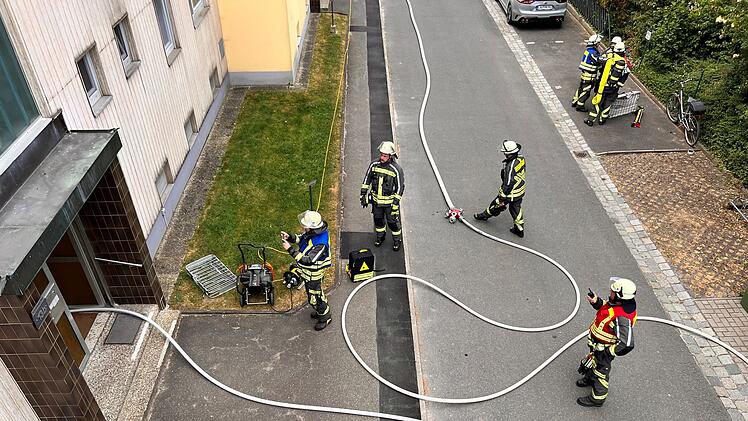 Lauf: Brand in Mehrfamilienhaus - Feuerwehr muss Hunde retten