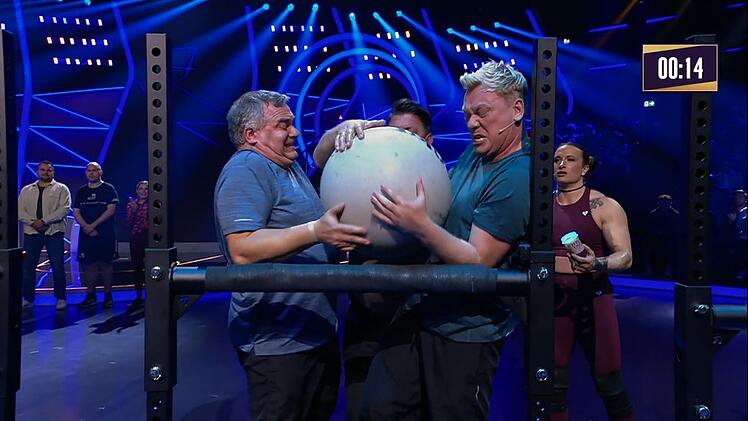 Eine finalwürdige Leistung boten Elton, Mälzer und Knossi im Finale beim "Steine heben". Da waren sie mit den Riesenkieseln nur zwei Sekunden langsamer als Sandra Bradley (rechts). Knapp daneben ist aber auch vorbei - verloren!