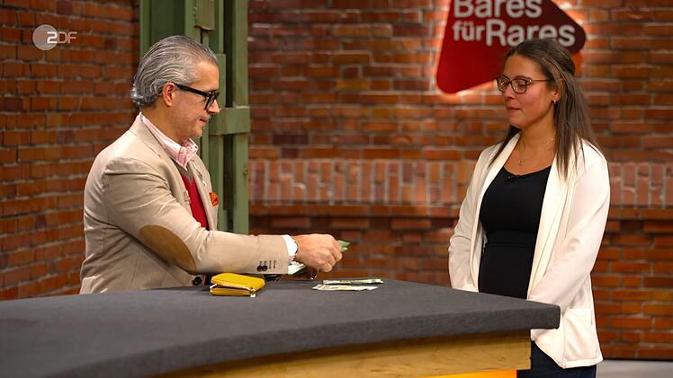 Die "Bares für Rares"-Händler ignorieren die Expertise einfach: Anaisio Guedes zahlt 1.020 Euro für das nachgemachte Werbeschild.