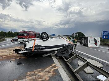 A70: Wohnmobil und Boot kippen nach Unfall um - zwei Personen verletzt