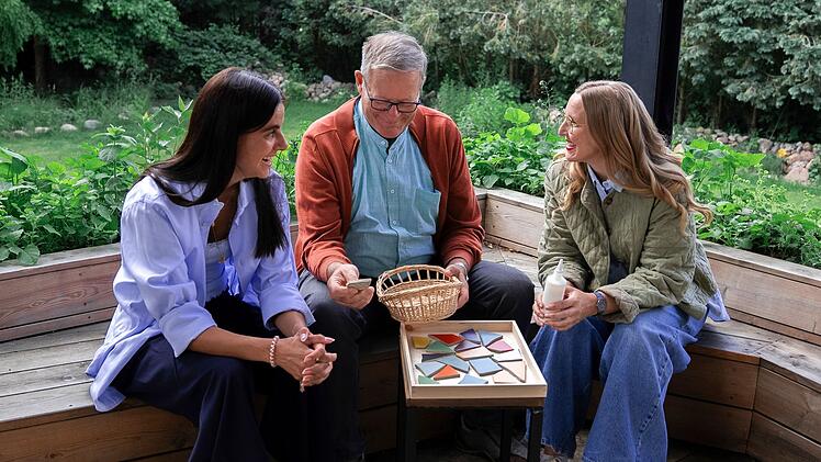 Mirjana (links) und Hartmut (Mitte) legen aus bunten Tonscherben ein neues Fundament f&uuml;r ihre Vater-Tochter-Beziehung. Rechts: Psychotherapeutin Franca Cerutti.
