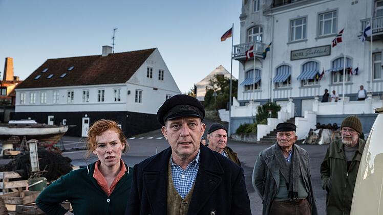 Ein deutsches Fischerdorf, keine 20 Jahre nach dem Krieg: Frauke (Henny Reents) und Christians Vater Wilhelm (Uwe Preuss) blicken sorgenvoll auf das Meer.