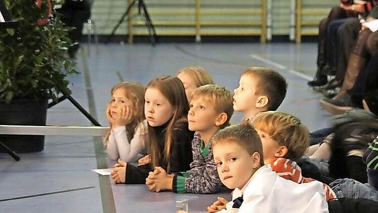 Die Kinder lauschen auf den besten Plätzen.