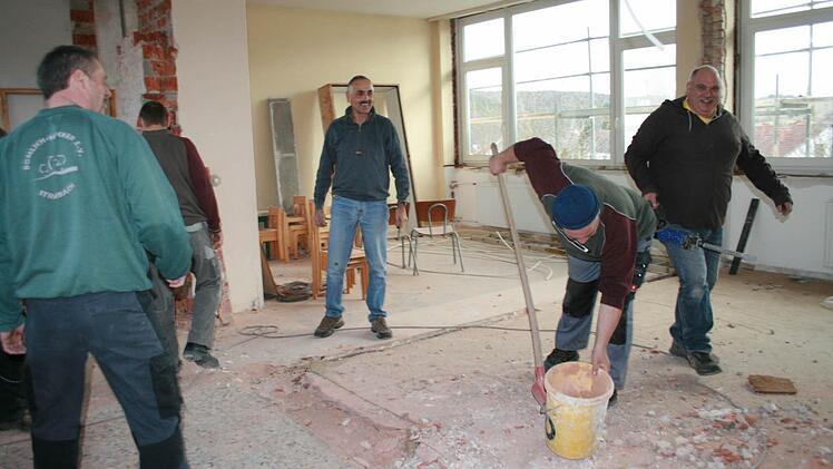 Arbeiten an der ehemaligen Schule von Stralsbach.
