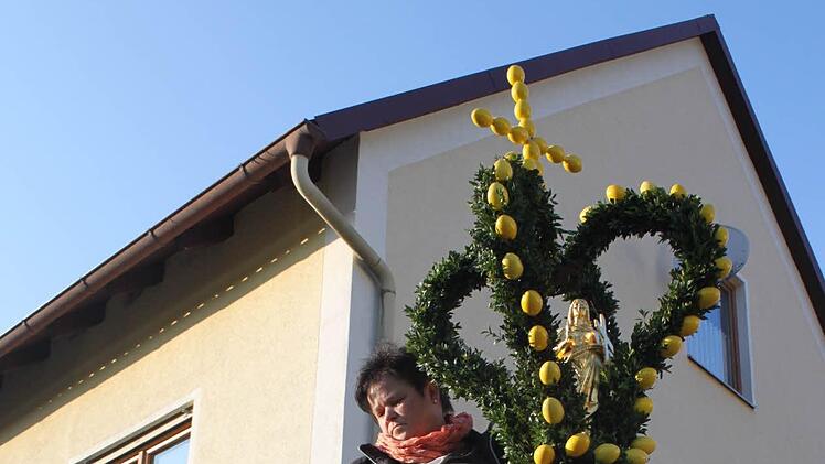 Frieda Schmitt schmückt die Krone.  Foto: Carmen Schwind