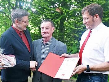 Landrat Michael Busch (links) ehrte Wilfried Koch (Mitte) für 60 Jahre Mitgliedschaft in der SPD. Es gratulierte der Erste Vorsitzende des Ortsvereins, Matthias Aust.  Foto: Gabi Arnold
