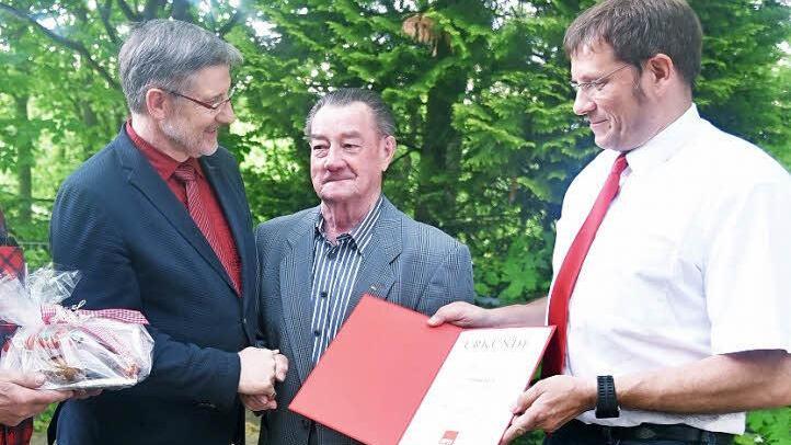 Landrat Michael Busch (links) ehrte Wilfried Koch (Mitte) für 60 Jahre Mitgliedschaft in der SPD. Es gratulierte der Erste Vorsitzende des Ortsvereins, Matthias Aust.  Foto: Gabi Arnold