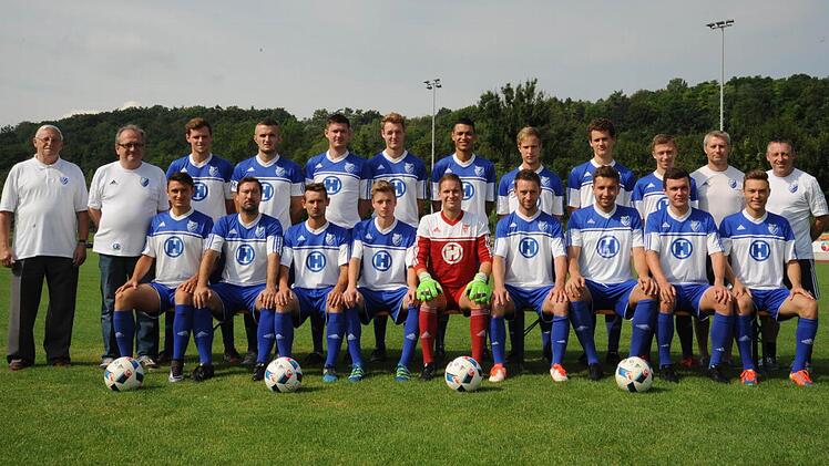 Über die Relegation gelang dem FC 06 Bad Kissingen der Aufstieg in die Bezirksliga, hier wollen die 06er gleich eine gute Rolle spielen: (hinten, von links) Karlheinz Beck, Klaus Rehbein (beide Betreuer), Nico Limpert, Darko Aleksoski, Florian Heimerl, Julian Hüfner, Anthony Brinkley, Max Hüfner, Paul Füller, Kevin Nitsch, Trainer Thomas Lutz, Vorstand Wolfgang Werner sowie (vorne, von links) Vlad Ruja, Co-Spielertrainer Mario Wirth, Sergej Kirichis, Lukas Müller, Florian Rottenberger, Arek P...