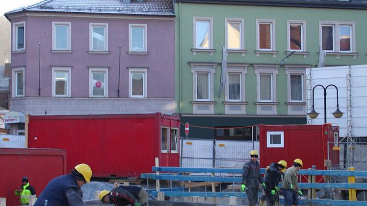Die Weismainer Firma Dechant hat mit dem Betonieren der Decke für die neue Tiefgarage begonnen. Foto: Jürgen Gärtner