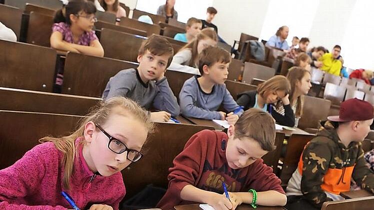 Gut 60 Kinder hörten zu, schrieben mit und diskutierten mit Thomas Saalfeld über das Thema "Migranten in der Politik".  Fotos: Barbara Herbst