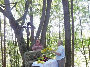 Elfriede und Paul Messingschlager beim Altarschmücken Foto: Pöhlmann