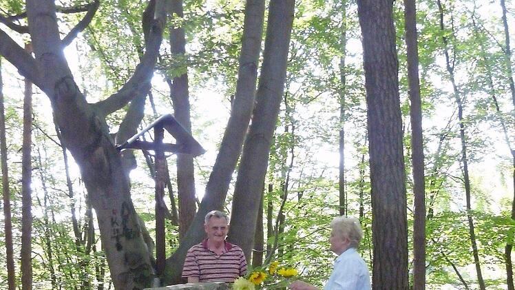 Elfriede und Paul Messingschlager beim Altarschmücken Foto: Pöhlmann