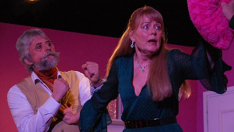 Graf von Pappelberg (Eberhard Einwag) nimmt seine Rolle sehr wichtig. Konstanze Kaiser (Carolin Wagner) versucht zu beschwichtigen. - Szenenfoto des neuen "Buschklopfer"-Stücks "Balkonszene", mit dem das Ensemble eine umjubelte Premiere feierte. Fotos: Uschi Prawitz