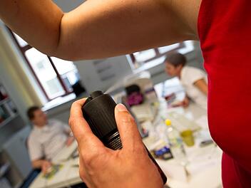 Deos sollen üble Gerüche unterbinden. Einige dieser Produkte enthalten aber Aluminium. Foto: Arno Burgi,/dpa