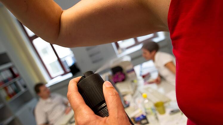 Deos sollen üble Gerüche unterbinden. Einige dieser Produkte enthalten aber Aluminium. Foto: Arno Burgi,/dpa