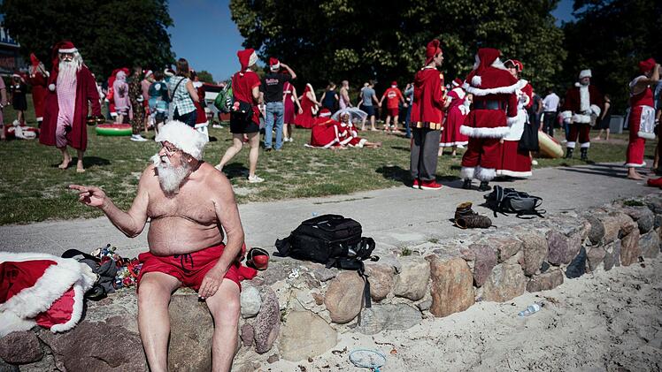 So ähnlich wie auf diesem Foto - aufgenommen beim jährlichen Weihnachtsmannkongress in Dänemark - könnte es am Sonntag auf der Medienwiese aussehen. Foto:  Liselotte Sabroe/Ritzau Scanpix/AP/dpa