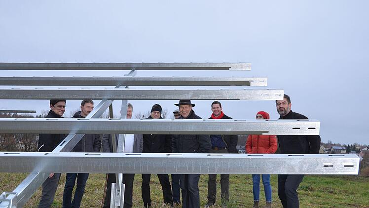 Bei Weidach wird für die Energiegenossenschaft Coburger Land ein Solarpark gebaut.Rainer Lutz