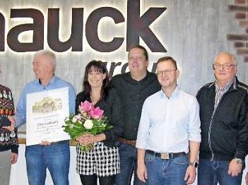 Mitarbeiterehrung bei der Hauck Group Sonnefeld: Firmenchef Jörg Feyler dankt Dieter Gundermann für 25 Jahre Treue zum Unternehmen. Weiter im Bild von links: Sylvia Vogler, Alexander Ax, Klaus Eitzenberger, Wilem de Witt und Carolin Feyler  Foto: Klaus Oelzner