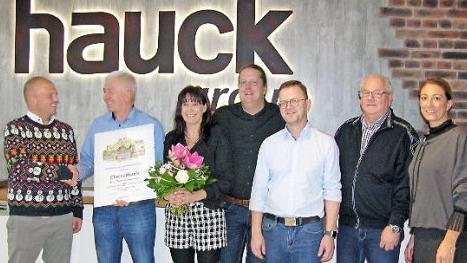 Mitarbeiterehrung bei der Hauck Group Sonnefeld: Firmenchef Jörg Feyler dankt Dieter Gundermann für 25 Jahre Treue zum Unternehmen. Weiter im Bild von links: Sylvia Vogler, Alexander Ax, Klaus Eitzenberger, Wilem de Witt und Carolin Feyler  Foto: Klaus Oelzner