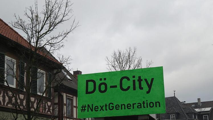 In die nächste Runde oder gleich für die nächste Generation? Das Gemeinsschaftshaus hat auffallend Parallelen zum Berliner Pannenflughafen, meinen die Döringstadter