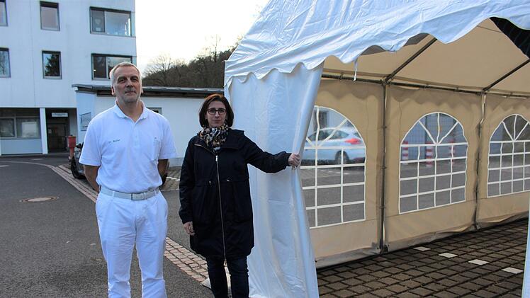 Seit Donnerstag steht ein Zelt auf dem Parkplatz der Capio-Franz- von-Prümmer-Klinik. Sabine Hein und Dr. Hans-Joachim Müller haben sich für die drastische Maßnahmen entschieden, um andere Patienten zu schützen. Foto: Julia Raab