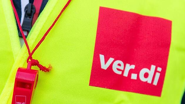 Ein Streikender tr&auml;gt eine Warnweste mit dem Verdi-Logo