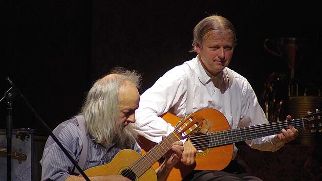 Die beiden Konzertclowns Gogol & M&auml;x begeisterten mit musikalischem Variantenreichtum, instrumenteller Virtuosit&auml;t und akrobatischem Slapstick. Foto: Klaus Werner