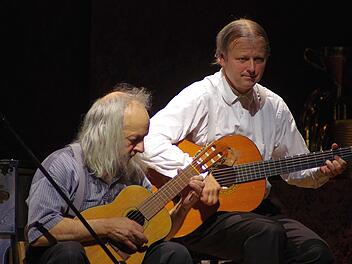 Die beiden Konzertclowns Gogol & Mäx begeisterten mit musikalischem Variantenreichtum, instrumenteller Virtuosität und akrobatischem Slapstick. Foto: Klaus Werner