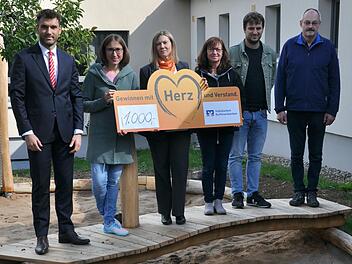 Scheckübergabe für das Wasserspielfeld: (von links) Shaban Rugovaj, Elisabeth Wohlfart, Sandra Markard, Antje Weißmann, Lorenz Rothmann und Fridolin Zehner.