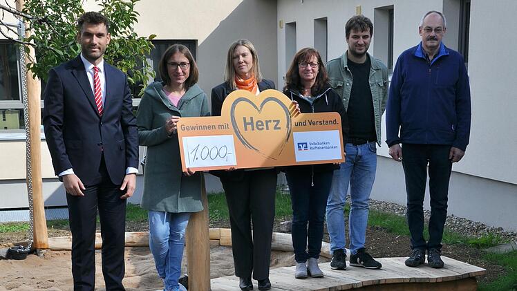 Scheckübergabe für das Wasserspielfeld: (von links) Shaban Rugovaj, Elisabeth Wohlfart, Sandra Markard, Antje Weißmann, Lorenz Rothmann und Fridolin Zehner.