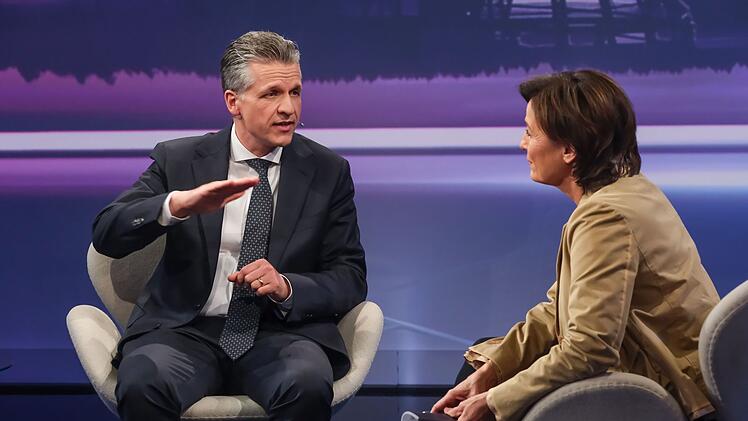 Im Gespräch mit Sandra Maischberger verteidigt Thorsten Frei die Klimapolitik seiner Partei: "Die Menschen müssen dann selbst entscheiden, wie sie den CO2-Ausstoß reduzieren."