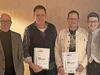 J&uuml;rgen Metz (2.v.l.) und Roland Schlereth (3.v.l.) wurden von Michael Albert (links) und Petra Albert geehrt.