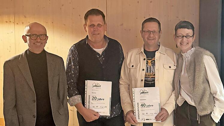 J&uuml;rgen Metz (2.v.l.) und Roland Schlereth (3.v.l.) wurden von Michael Albert (links) und Petra Albert geehrt.