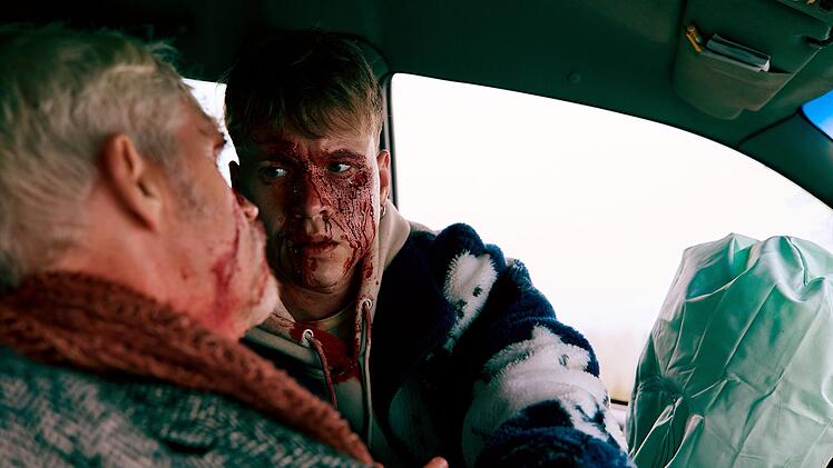 Die Gangster Niko (Antonije Stankovic, rechts) und Ruud (Richard Gonlag) sind nach ihrem Unfall verletzt.