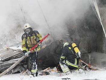 Mit schwerem Atemschutz waren die Wehrmänner im Einsatz.  Fotos: Jürgen Gärtner