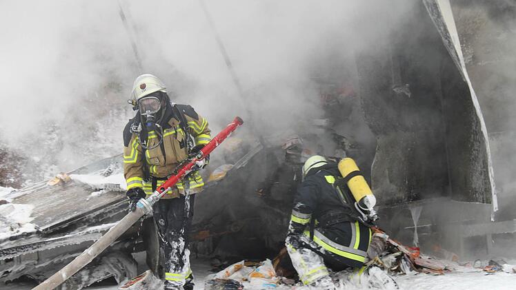 Mit schwerem Atemschutz waren die Wehrmänner im Einsatz.  Fotos: Jürgen Gärtner