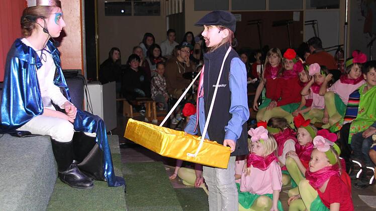 Der Verkäufer pries Waren aus seinem Bauchladen an.