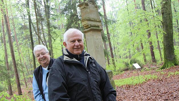 Norbert Liebig (l.) und B&uuml;rgermeister Johann Pfister an der Gedenktafel Fotos: Michael Gr&uuml;ndel