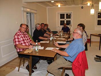 Noch ein Provisorium, aber der Sitzungssaal wurde nach Jahren der Sanierungs- und Renovierungsarbeiten am Rathaus am Dienstagabend zum ersten Mal für eine Sitzung genutzt. Foto: Gerda Völk