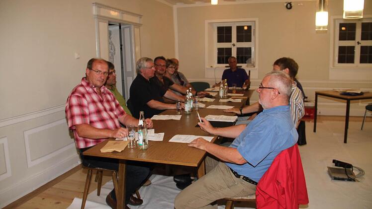 Noch ein Provisorium, aber der Sitzungssaal wurde nach Jahren der Sanierungs- und Renovierungsarbeiten am Rathaus am Dienstagabend zum ersten Mal für eine Sitzung genutzt. Foto: Gerda Völk