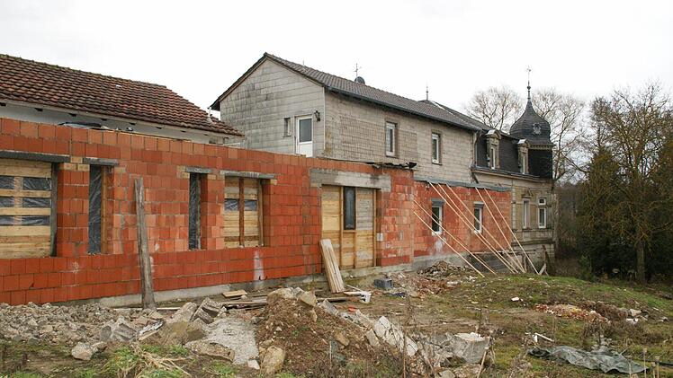 Am Nebengebäude werden die Umbaumaßnahmen außen sichtbar.