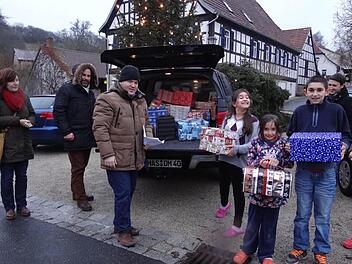 Weihnachtsgeschenke vom Gymnasium in Ebern gab es auch für die Kinder aus Serbien am Dorfplatz in Jesserndorf. Die Lehrer Kerstin Eichenhüller (links), Roland Baumann (Zweiter von links), Thomas Beck (Dritter von links) und Julia Rögner (Zweite von rechts) machten eine Geschenktour. Esmeralda, Laura und Miralem freuten sich über die Überraschung.  Foto: Johanna Eckert