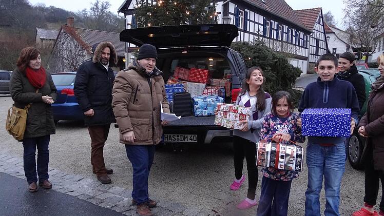 Weihnachtsgeschenke vom Gymnasium in Ebern gab es auch für die Kinder aus Serbien am Dorfplatz in Jesserndorf. Die Lehrer Kerstin Eichenhüller (links), Roland Baumann (Zweiter von links), Thomas Beck (Dritter von links) und Julia Rögner (Zweite von rechts) machten eine Geschenktour. Esmeralda, Laura und Miralem freuten sich über die Überraschung.  Foto: Johanna Eckert