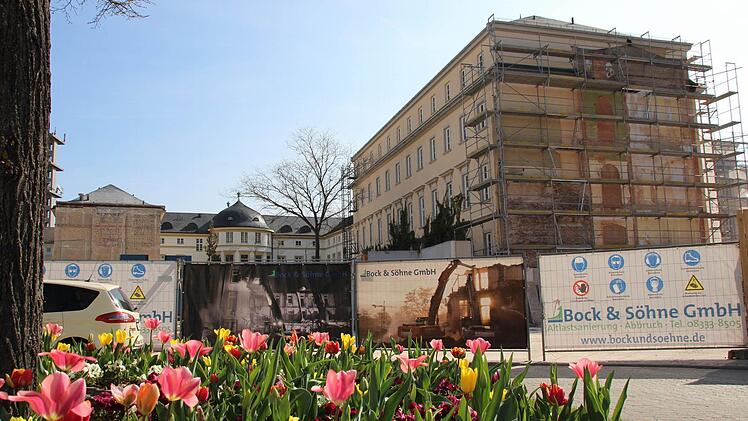 Blick auf die Abriss-Baustelle des Kurhaushotels: Außer dem denkmalgeschützten Neumannflügel (rechts) und dem Kurhausbad (hinten) ist dort nichts mehr zu sehen.