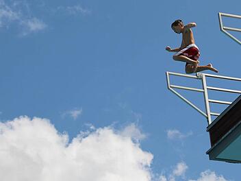Bald ist der Sprung vom Zehner wieder möglich. Foto: Benedikt Borst/Archiv