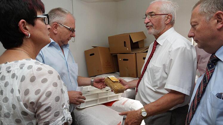 Paula und Karlheinz Vogler, Regierungspräsident Paul Beinhofer und Landrat Thomas Bold (CSU) (von links)