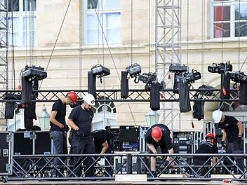 Die Bühne steht, am Mittwochnachmittag wurde die aufwendige Technik für Licht und Sound installiert. Foto: Moritz Brückner