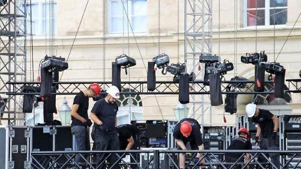 Die Bühne steht, am Mittwochnachmittag wurde die aufwendige Technik für Licht und Sound installiert. Foto: Moritz Brückner