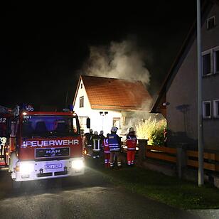 Brennender Pkw greift auf Wohnhaus ueber - Dachstuhlbrand