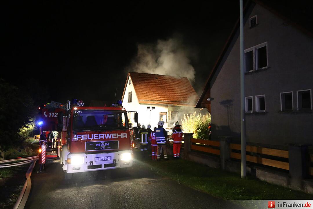 Brennender Pkw greift auf Wohnhaus ueber - Dachstuhlbrand